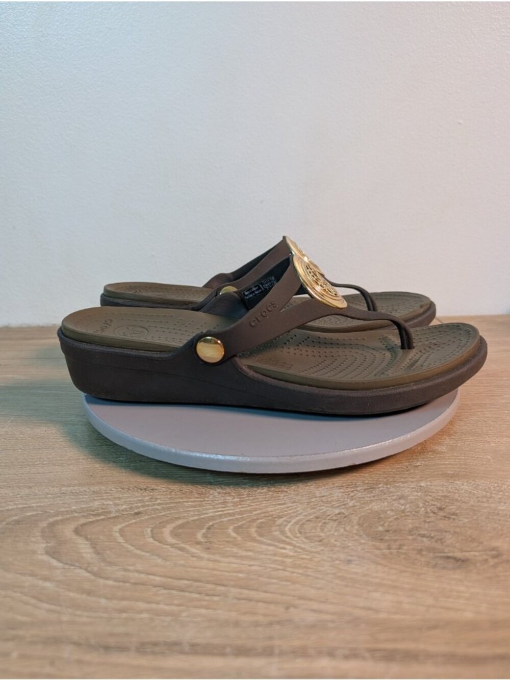 Crocs Womens Sanrah Sandals Size 10 Gold Medallion Brown Wedge Thong Slides - Picture 4 of 8